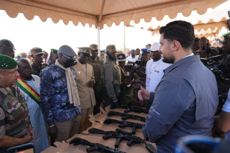 Mali Savunma Bakanı ve beraberindeki heyet Türk yapımı silahları incelerken...